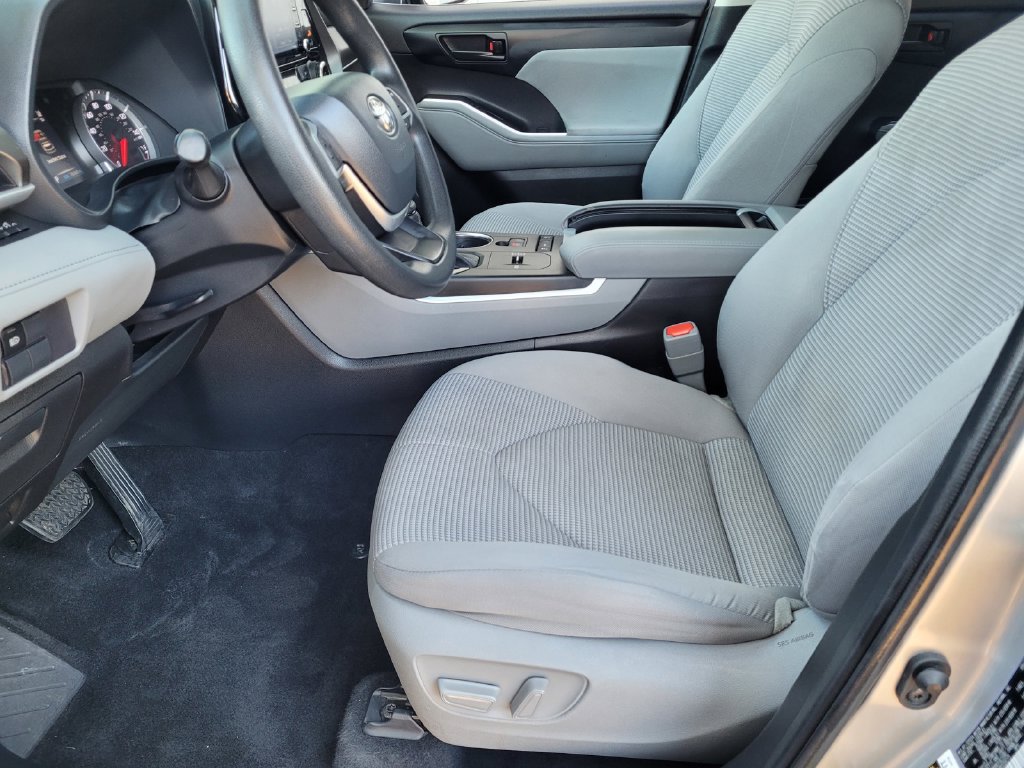 Used 2022 Toyota Highlander L FWD image 22