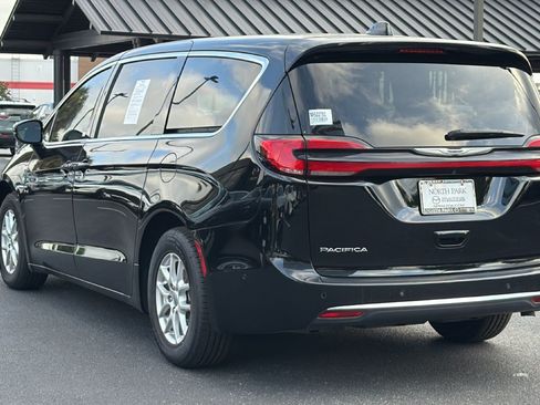 Used 2025 Chrysler Pacifica Select FWD image 6