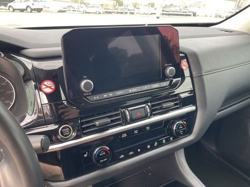 Used 2024 Nissan Pathfinder SV image 12