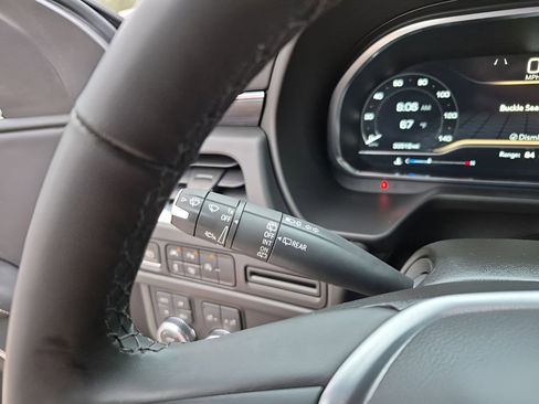 Used 2023 GMC Yukon SLT w/ SLT Premium Package image 34