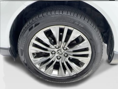 Used 2024 Toyota Venza XLE AWD/4WD image 12