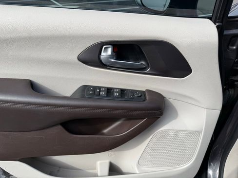 Used 2017 Chrysler Pacifica Touring-L Plus w/ Tire & Wheel Group image 11