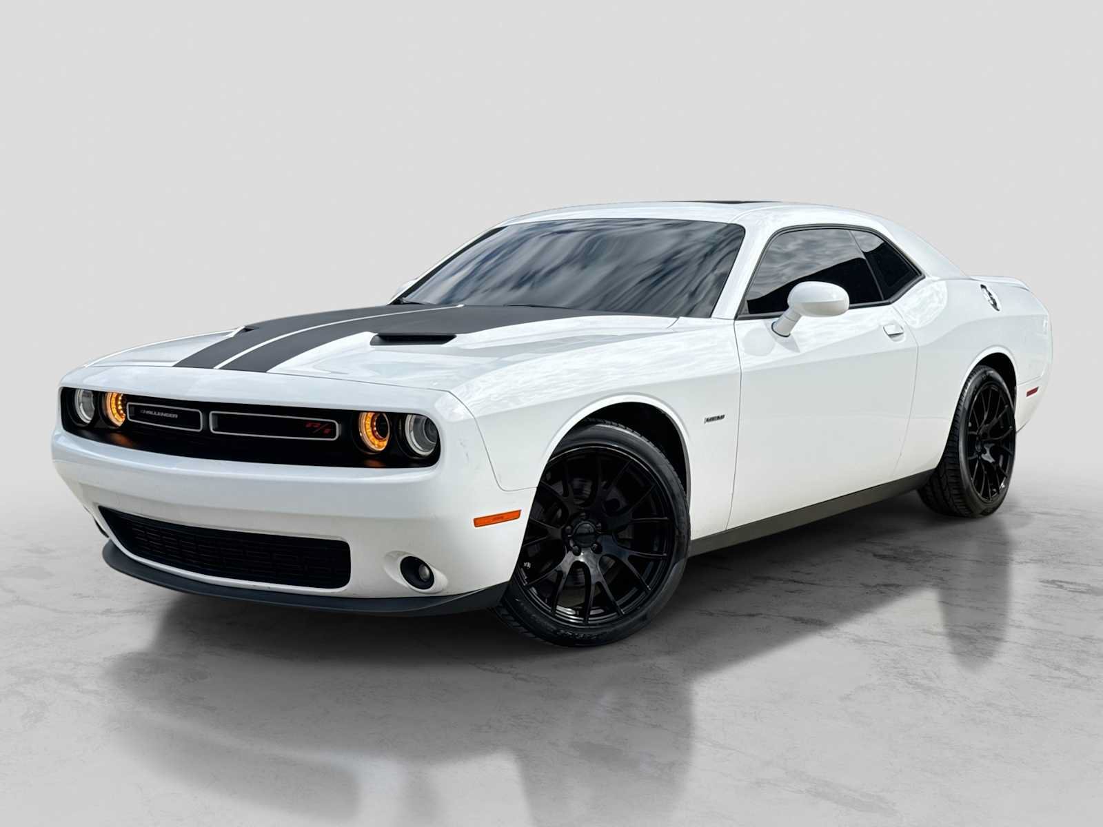Used 2018 Dodge Challenger R/T RWD image 1