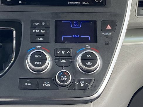 Used 2019 Toyota Sienna LE w/ Carpet Mat Package FWD image 15