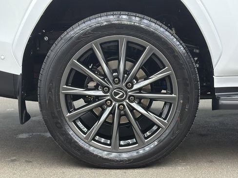 Used 2025 Lexus LX 700h F Sport image 9