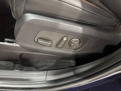 Used 2025 Kia Carnival FWD image 18