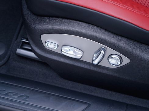 Certified 2026 Porsche Macan AWD/4WD image 16