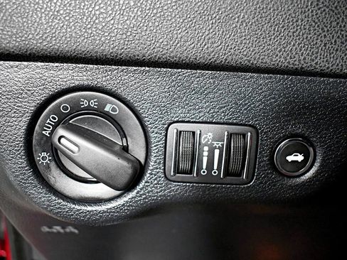 Used 2018 Dodge Charger SXT image 17