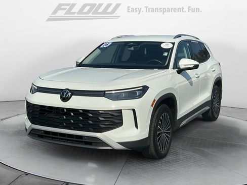 Certified 2025 Volkswagen Tiguan S w/ 18" Wheel Package image 4