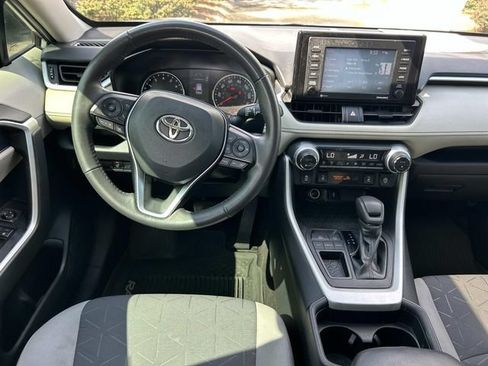 Used 2020 Toyota RAV4 XLE w/ Convenience Package FWD image 14