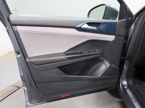 Used 2024 Volkswagen Taos SE AWD/4WD image 12