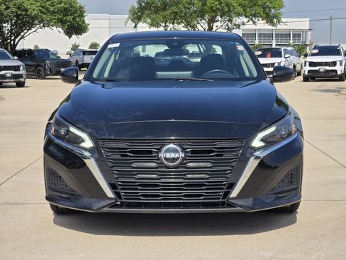 Used 2024 Nissan Altima 2.5 SV w/ SV Premium Package FWD image 11