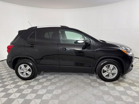 Used 2022 Chevrolet Trax LT w/ Driver Confidence Package image 4