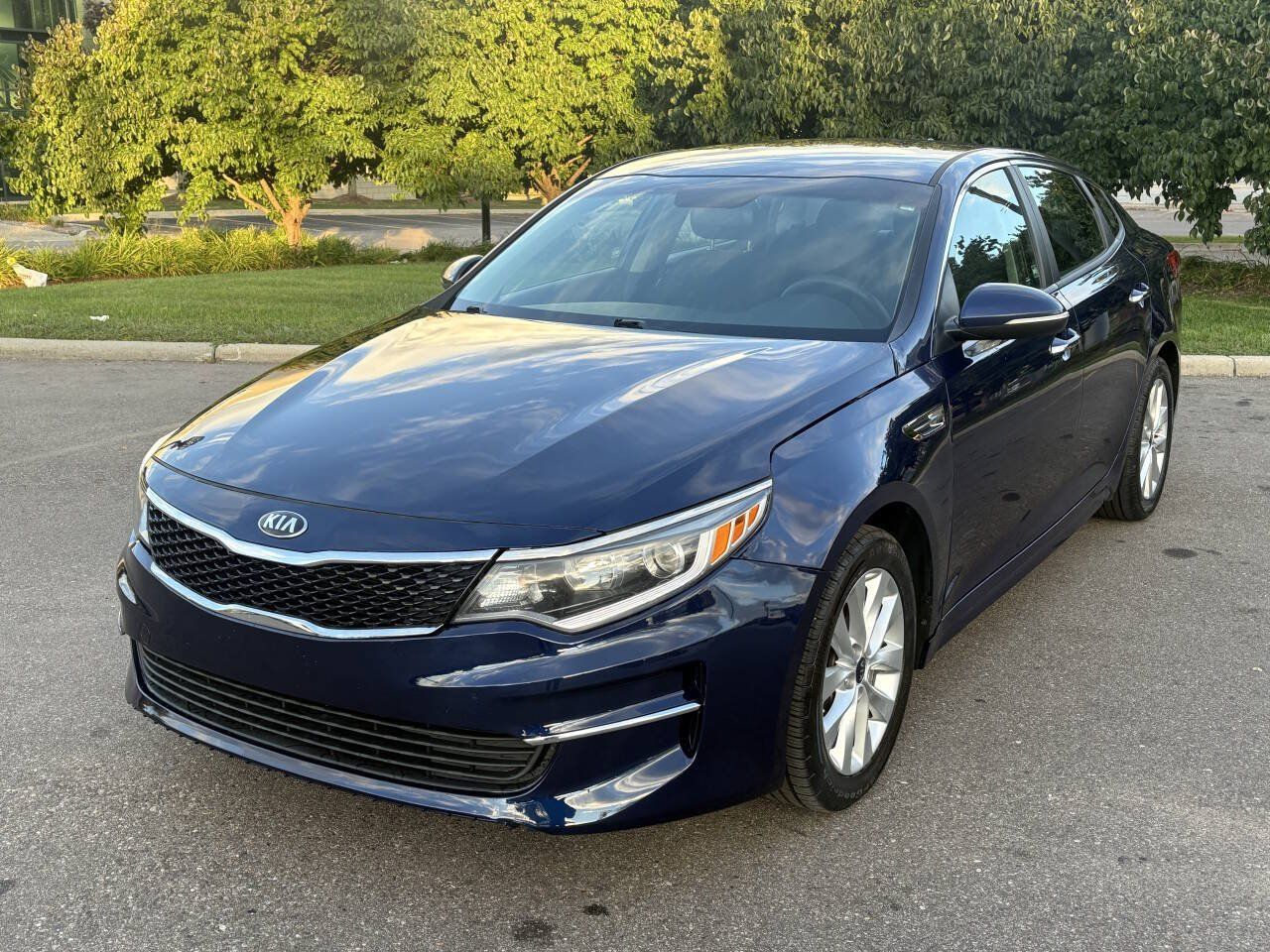 Used 2018 Kia Optima LX w/ 17" Alloy Wheels Package FWD image 4
