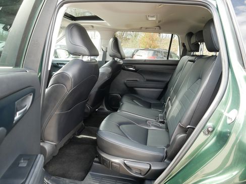 Used 2023 Toyota Highlander XLE AWD/4WD image 34