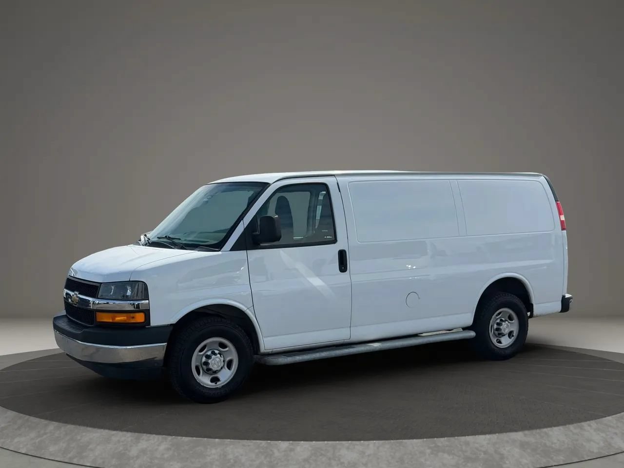 Used 2018 Chevrolet Express 2500 w/ Driver Convenience Package RWD image 2