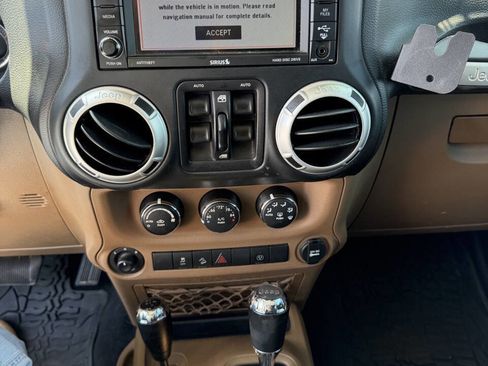 Used 2016 Jeep Wrangler Unlimited Sahara w/ Connectivity Group AWD/4WD image 49