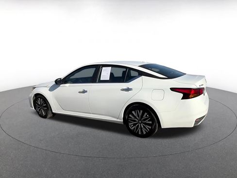 Used 2025 Nissan Altima 2.5 SV image 10