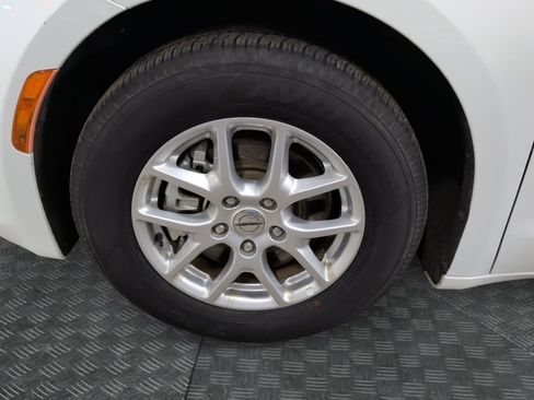 Used 2022 Chrysler Voyager LX image 14