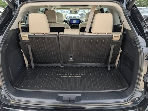 Used 2024 Toyota Highlander Platinum FWD image 33