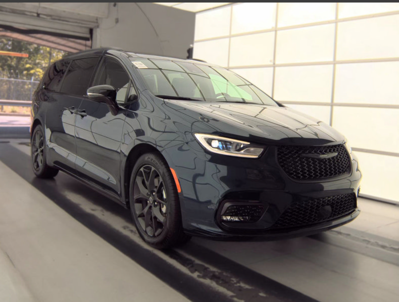 Used 2025 Chrysler Pacifica Limited FWD image 2