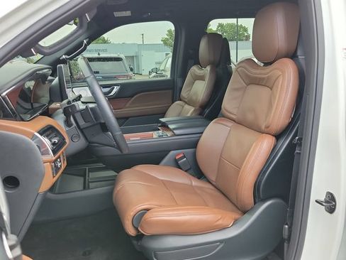 Used 2024 Lincoln Navigator Reserve AWD/4WD image 7