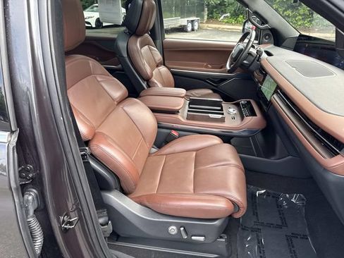 Used 2025 Lincoln Navigator L Reserve AWD/4WD image 9