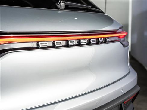 Certified 2026 Porsche Macan AWD/4WD image 31
