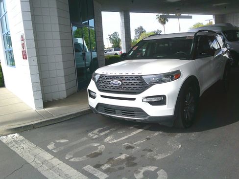 Used 2023 Ford Explorer XLT w/ Equipment Group 202A image 3