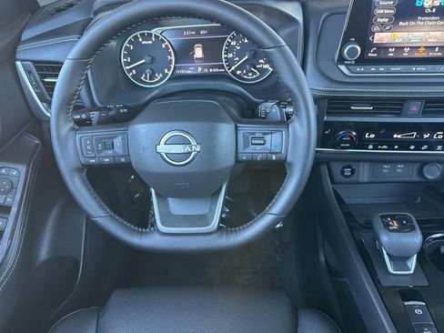 Used 2025 Nissan Rogue SV w/ SV Premium Package image 13