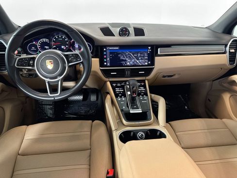 Certified 2023 Porsche Cayenne Platinum Edition image 22