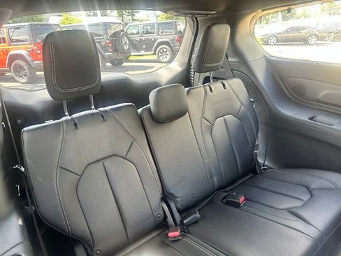 Used 2018 Chrysler Pacifica Touring-L w/ Advanced Safetytec Group FWD image 14