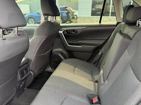 Used 2021 Toyota RAV4 LE AWD/4WD image 17