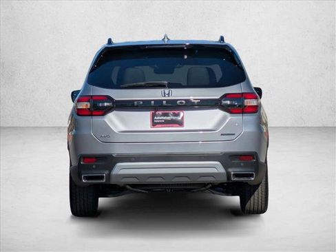 New 2025 Honda Pilot Touring image 8
