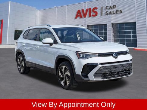 Used 2025 Volkswagen Taos SE AWD/4WD image 3