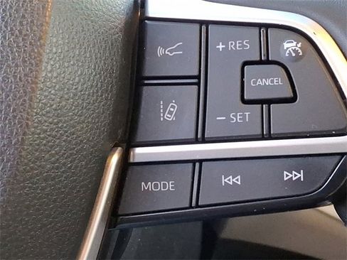 Certified 2023 Toyota Highlander XLE image 24