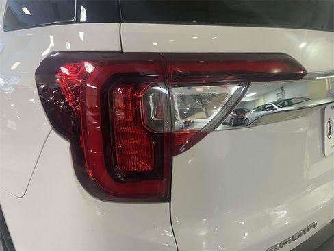 Used 2023 GMC Acadia SLT w/ Preferred Package image 12