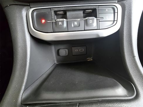 Used 2023 GMC Acadia SLE image 15