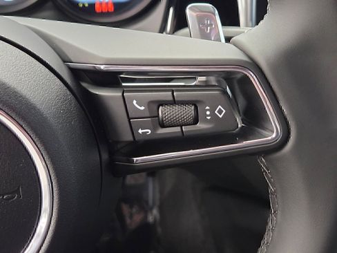 Certified 2026 Porsche Macan AWD/4WD image 19
