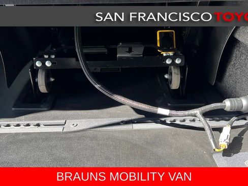 Used 2026 Toyota Sienna XLE FWD image 25