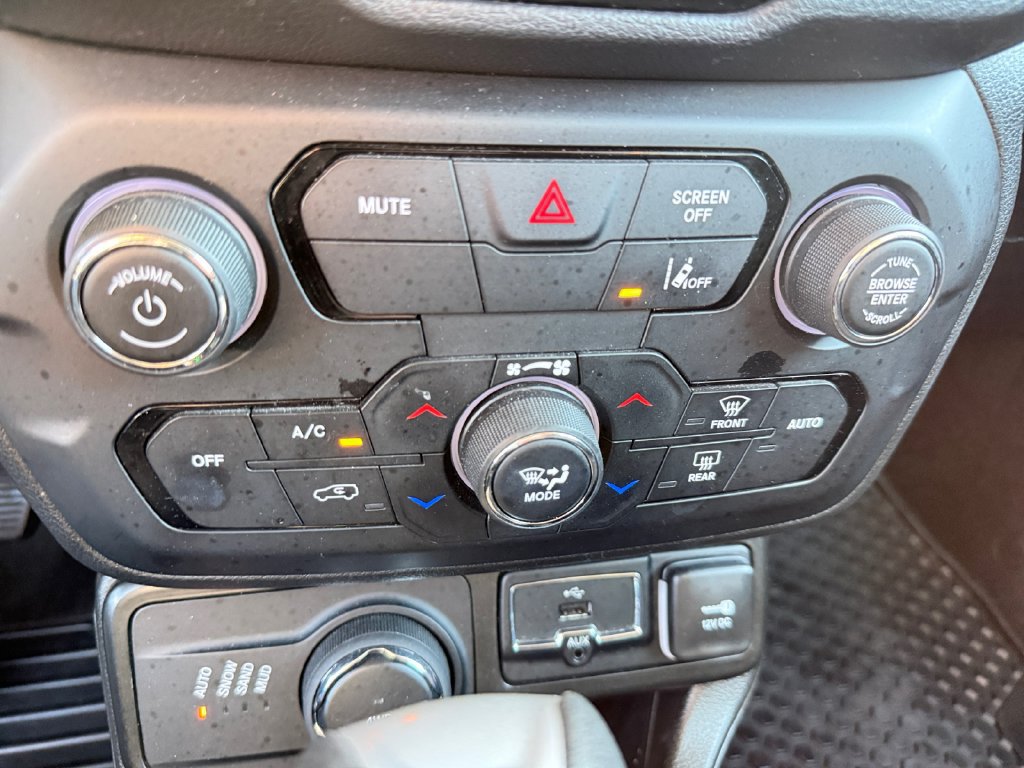 Used 2023 Jeep Renegade Latitude AWD/4WD image 29