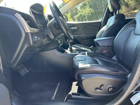Used 2017 Jeep Cherokee Limited FWD image 6