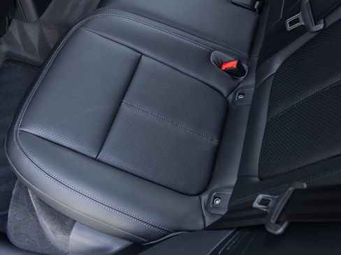 Certified 2026 Porsche Macan AWD/4WD image 33