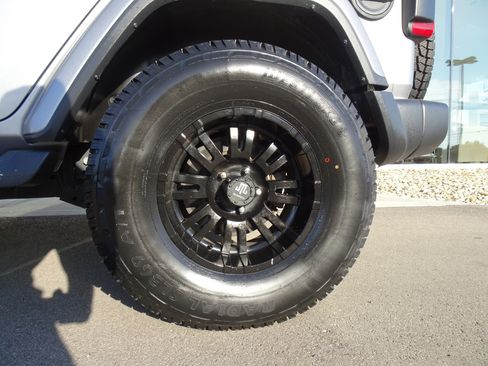 Used 2018 Jeep Wrangler Unlimited Sahara image 25