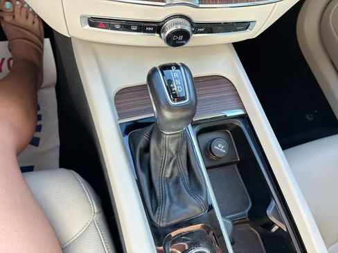Used 2021 Volvo XC60 T5 Momentum AWD/4WD image 16