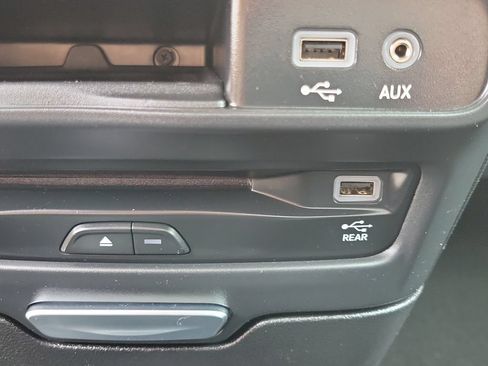 Used 2020 Chrysler Pacifica Limited w/ Advanced Safetytec Group FWD image 34