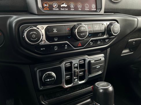 Used 2023 Jeep Gladiator Overland image 14