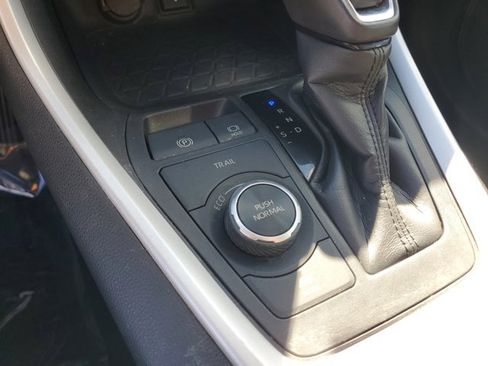 Used 2021 Toyota RAV4 XLE Premium image 32