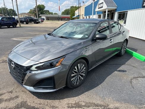 Used 2025 Nissan Altima 2.5 SV FWD image 3