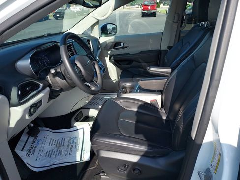 Used 2023 Chrysler Pacifica Touring-L FWD image 9